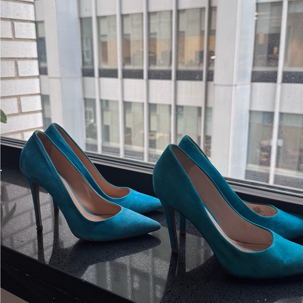 Set of 2 pumps. Suede. Turquoise color. Size 8